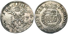 BRABANT, Duché, Philippe II (1555-1598), AR écu de Bourgogne, 1567, Anvers. D/ Croix de Bourgogne, sous une couronne, chargée d'un briquet, accostée d...
