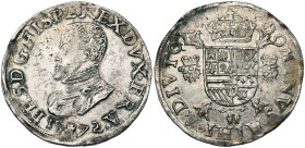 BRABANT, Duché, Philippe II (1555-1598), AR écu Philippe, 1572, Anvers. D/ B. cuir. à g. R/ Ecu couronné sur une croix de Bourgogne, entre deux brique...