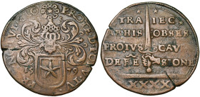 BRABANT, Duché, Maastricht assiégée par Alexandre Farnèse, Cu 40 sols, 3e émission (juin 1579). D/ Ecu heaumé de la ville. R/ Main ten. une épée. Dans...