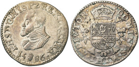 BRABANT, Duché, Philippe II (1555-1598), restauré, AR demi-écu Philippe, 1586, Anvers. D/ B. cuir. à g. R/ Ecu couronné avec écusson de Portugal sur l...