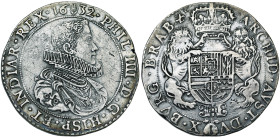 BRABANT, Duché, Philippe IV (1621-1665), AR ducaton, 1632, Anvers. Premier type. D/ B. cuir. à d., une grande fraise au col. R/ Ecu couronné, tenu par...