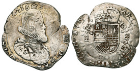 FRANCHE-COMTE, Philippe IV (1621-1665), AR teston au vieux buste (quart de ducaton), 1635, Dole. Différent: molette. D/ B. cuir. à d., une large frais...
