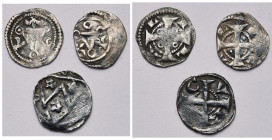 VLAANDEREN, Graafschap, lot van 3 kleine denarii, Rijsel (Lille), 1180-1220 (2) en Kortrijk, 1253-1300 (zeldzaam). Gh. 267, 442.

Fraai à Zeer Fraai...