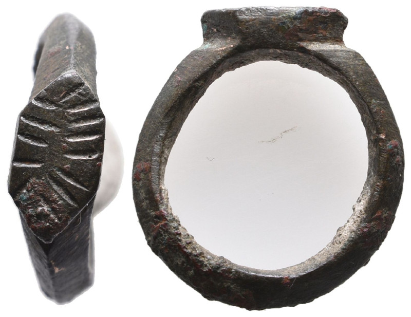 ANCIENT ROMAN BONZE RING.(3rd–4th centuries).AE

Weight: 6,6 gr
Diameter: 26,...