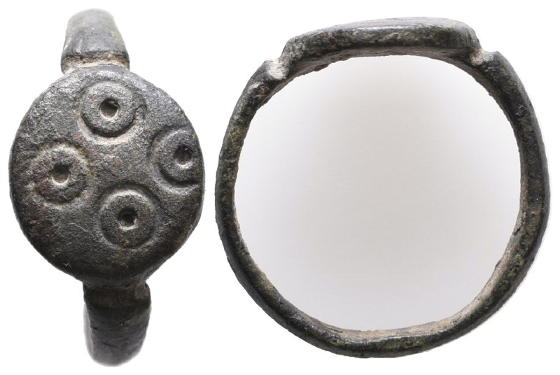 ANCIENT ROMAN BONZE RING.(3rd–4th centuries).AE

Weight: 3,7 gr
Diameter: 22,...