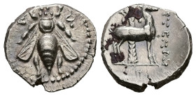 Ionia, Ephesos. AR Drachm, 4.25 g 18.31 mm. Circa 202-150 BC. Artemon, magistrate.
Obv: Ε - Φ. Bee.
Rev: APTEMΩN. Stag standing right; palm tree behin...