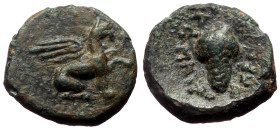 Ionia, Teos AE (Bronze, 1.09g, 11mm) ca 370-330 BC, unknown magistrate. 
Obv: Griffin seated right, his left forepaw raised. 
Rev: Bunch of grapes. 
R...