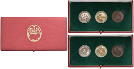 BULGARIA. Set 3 medaglie 1944. BR (g 9,80). AG e AG dorato ( 12,00). In astuccio originale.

Diritti d'Asta: 18%

FDC