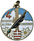 ALPINI. XX-1942. Medaglia 4° Divisione Alpina Cuneense. Opus: G. Verginelli. BR dorato e smalti (38 mm). Splendida fattura.

Diritti d'Asta: 18%