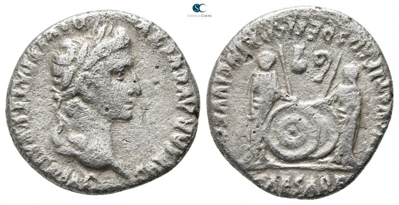 Augustus 27 BC-AD 14. Lugdunum
Denarius AR

18 mm., 3,41 g.



nearly ver...