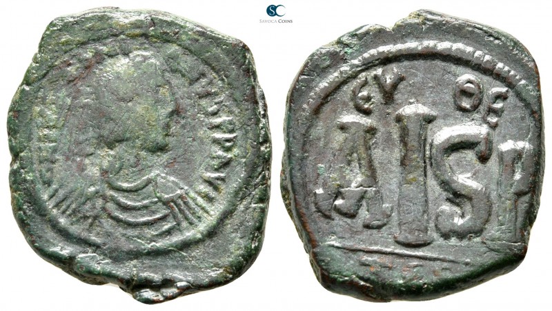 Justinian I AD 527-565. Thessalonica
16 Nummi Æ

23 mm., 7,59 g.



nearl...