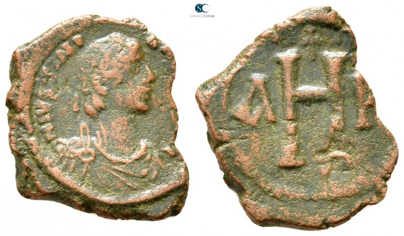 Justinian I AD 527-565. Thessalonica
8 Nummi Æ

20 mm., 3,29 g.



very f...