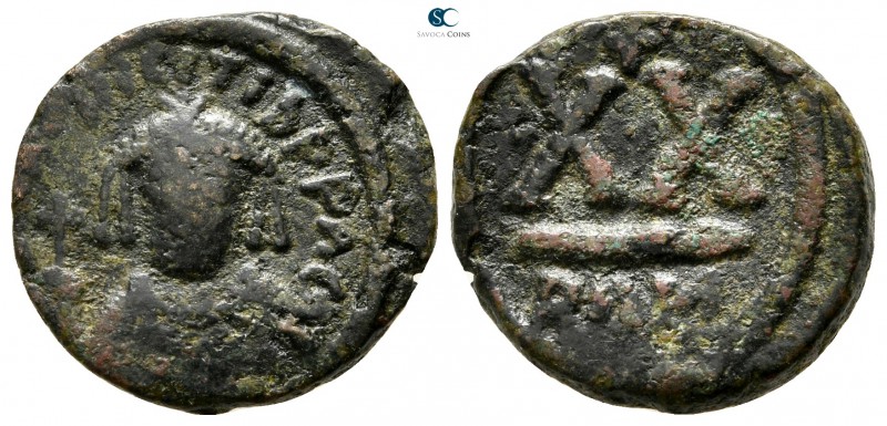Maurice Tiberius AD 582-602. Rome
Half follis Æ

18 mm., 4,92 g.



very ...