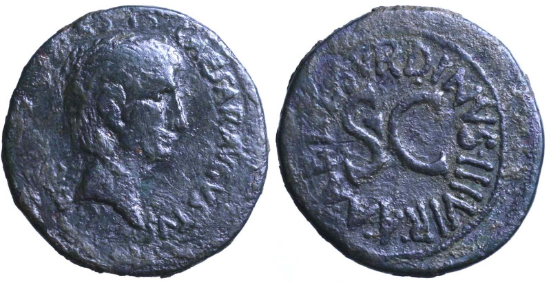 AUGUSTO (magistrato L NAEVIVS SVRDINVS) (15 a. C.) Asse. Testa nuda di Augusto a...