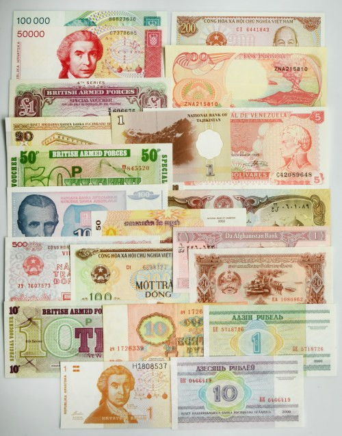 Group of world banknotes (21 pcs.) Many fresh and well preserved pieces. Worth d...