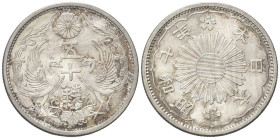 GIAPPONE
Showa, 1926-1938.
50 Sen 1938 a. 13.
Ag
gr. 4,94
Dr. Valore e anno fiancheggiati da due fenici; sopra, crisantemo imperiale.
Rv. Sole r...