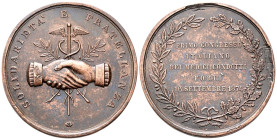 FORLI’
Durante Vittorio Emanuele II, 1861-1878.
Medaglia 1874.
Æ
gr. 39,25 mm 36
Dr. SOLIDARIETà E FRATELLANZA. Mani giunte sovrapposte a caduceo...