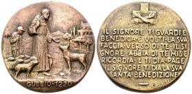 GUBBIO
XX secolo.
Medaglia 1920 opus Loridezza.(Per il VII centenario di San Francesco a Gubbio.)
Æ
gr. 191,55 mm 63,2
Dr. San Francesco, seguito...