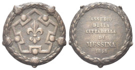 MESSINA
Ferdinando II di Borbone, 1830-1859.
Medaglia 1848.
Æ
gr. 16,42 mm. 38,8
Dr. La pianta della Fortezza di Messina fra i bastioni di cinque...