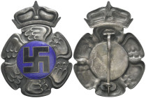 GERMANIA
III Reich, 1939-1945. 
Spilla con svastica.
Metallo Bianco con smalti
gr. 20,90 mm 62x45,4
Dr. Spilla a forma di fiore; in ogni petalo, ...