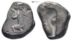 Persia, Achaemenid dynasty, AR siglos time of Darios I to Xerxes I, ca. 485-420 BC. (5.3 Gr. 16mm.)
Persian king in kneeling-running stance right, hol...