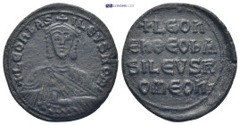 Leo VI. , 886-912. 40 Nummi. Constantinople AE. (6.16 Gr. 26mm.)
Facing bust, holding akakia 
Rev. Legend in four lines.