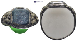 A silver ring with blue stone. (3.22 Gr. 20mm.)