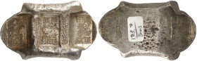 Chine

Yunnan Sanchuo Bianding. 

 5 Tael en argent - ND

 Type Provincial à 3 tampons.

 Tampons 慶泰隆記匯號紋銀 (Banque Qingtailong argent fin).
...
