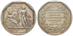 France, Jeton, 1847, 22.67 g. AG. Poinçon Abeille
Avers: A l'exergue : IGNIUM. DAMNA. RESARCIT ; sur le panneAUMACI .
Revers: COMPAGNIE D'ASSURANCE MU...