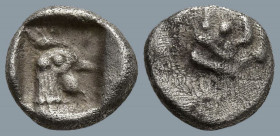 ASIA MINOR. Uncertain. (circa 550-400 centuries BC)
AR Hemiobol (6.7mm 0.3g)
Obv: Gorgoneion.
Rev: Head of cock right in incuse square.
Numismatik...