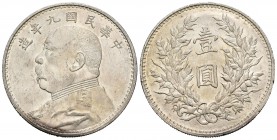 China. Yuan Shih-kai. 1 dollar. 1920 (año 9). (Km-Y329.6). Ag. 26,87 g. Pequeñas marcas en anverso. Brillo original. SC-. Est...150,00.