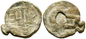 Precinto medieval de época o plomo de saca. (Pb. 8,18g/25x21x3mm.) Anv: Cuartelado de castillos y leones. Rev: Anepígrafo. MBC+. Escaso.