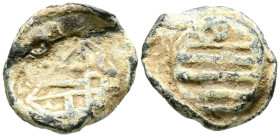 Precinto o plomo de saca. (Pb. 3,66g/17x15x4mm). Anv: 8 y ¿Escudo de Aragón?. Rev: Escudo de Barcelona. MBC+. Escaso.