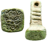 PERIODO ALMORÁVIDE O POSTERIOR. Matriz para sello de cera o lacre. (Ae. 13,23g/27x14X14mm). Posiblemente Siglo XI-XIV. Cuadrangular, cuerpo tronco pir...