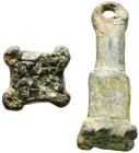 PERIODO CALIFAL. Matriz para sello de cera o lacre. (Pb. 23,96g/36x14X14mm). Posiblemente Siglo X. Rectangular con los vértices rematados con círculos...