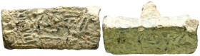 PERIODO CALIFAL. Matriz para sello de cera o lacre. (Pb. 17,25g/26x14X11mm). Posiblemente Siglo X. Rectangular. El cuerpo se basa en una simple y grue...