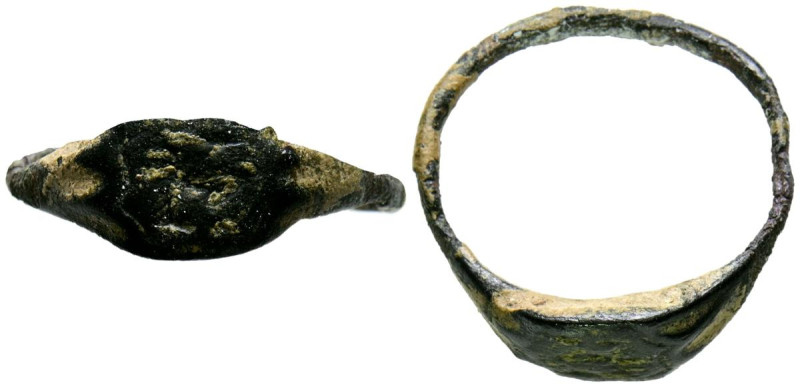 Sello-Anillo. (Ae/Cu. 3,20g). Aparentemente solo contiene una letra o signo, per...