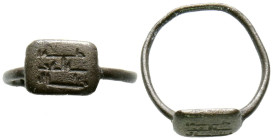 POSIBLEMENTE CALIFAL O EMIRAL. Sello-Anillo. (Ar. 1,06g/17x16mm). Leyenda en tres líneas de escritura en cúfico lineal. MBC+.