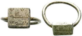POSIBLEMENTE CALIFAL O EMIRAL. Sello-Anillo. (Ar. 6,62g/13X12mm). Leyenda en dos líneas de escritura en cúfico lineal sencillo con tres pequeños adorn...
