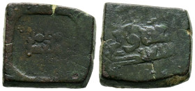 Ponderal de Dinar, Anónimo. (Ae. 3,95g/13x12x3mm). Sin fecha. Forma cuadrada con epigrafía cúfica. Anv: ألله ولى / سعيد. (Dios rige a Sa'īd). Rev: من ...