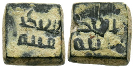 Ponderal de Dinar, Anónimo. (Ae. 4g/11x11x4mm). Sin fecha. Forma cuadrada con epigrafía cúfica. Misma leyenda en anverso y reverso: ¿? / سعيد (Sa'id /...
