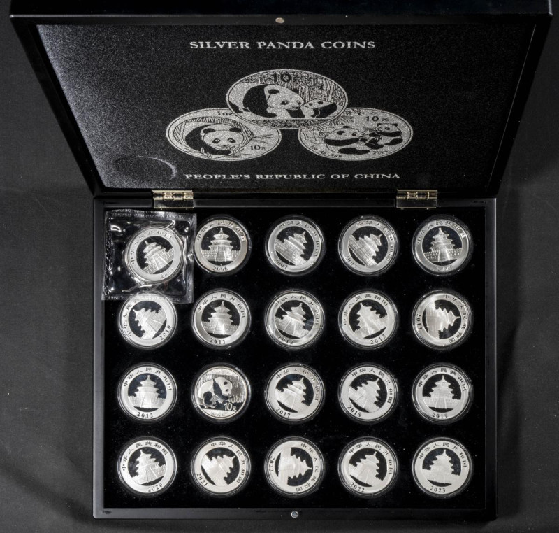 CHINA. Espectacular colección de 30 Silver Panda (10 Yuan) sin ninguna pieza rep...