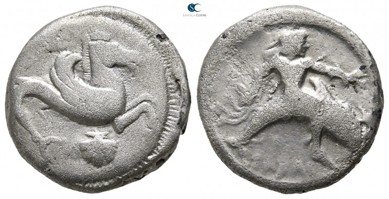 Calabria. Tarentum circa 500-473 BC. 
Stater AR

20 mm., 7,68 g.

[TARAS], ...