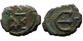 Pentanummium AE
Justin II (565-578), Constantinople, Monogram of Justin and Sophia / Large E, Γ to right
 15 mm, 1,55 g
Sear 363