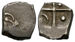 Gallien. Volcae-Tectosages.

 Drachme (Silber). 2. - 1. Jhdt. v. Chr.
Vs: Stark stilisierter Kopf links.
Rs: Kreuz in den Winkeln, eine Axt und je...