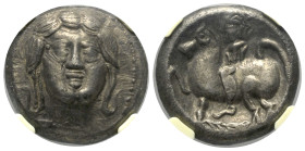 Ostkelten. Pannonien. Typ Apollokopf / Petasosreiter.

Tetradrachme (Silber). 3. - 2. Jhdt. v. Chr.
Vs: Leicht stilisierter frontaler Kopf des Apol...