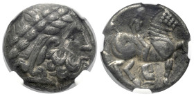 Ostkelten. Serbien. Typ Ohrlocke.

 Tetradrachme (Silber).
Vs: Leicht stilisierter Kopf des Zeus mit Lorbeerkranz, U-förmigen Bartlocken und langer...