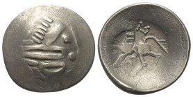 Ostkelten. Muntenien. Typ 'Sattelkopf'.

 Tetradrachme (Silber).
Vs: Stark stilisierter Kopf des Zeus mit Lorbeerkranz rechts.
Rs: Stark stilisier...