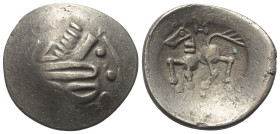 Ostkelten. Muntenien. Typ 'Sattelkopf'.

 Tetradrachme (Silber).
Vs: Stark stilisierter Kopf des Zeus mit Lorbeerkranz rechts.
Rs: Stark stilisier...