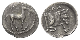 Sizilien. Gela.

 Litra (Silber). Ca. 465 - 450 v. Chr.
Vs: Pferd mit Zaumzeug nach rechts stehend, darüber Kranz.
Rs: Vorderteil des androkephale...